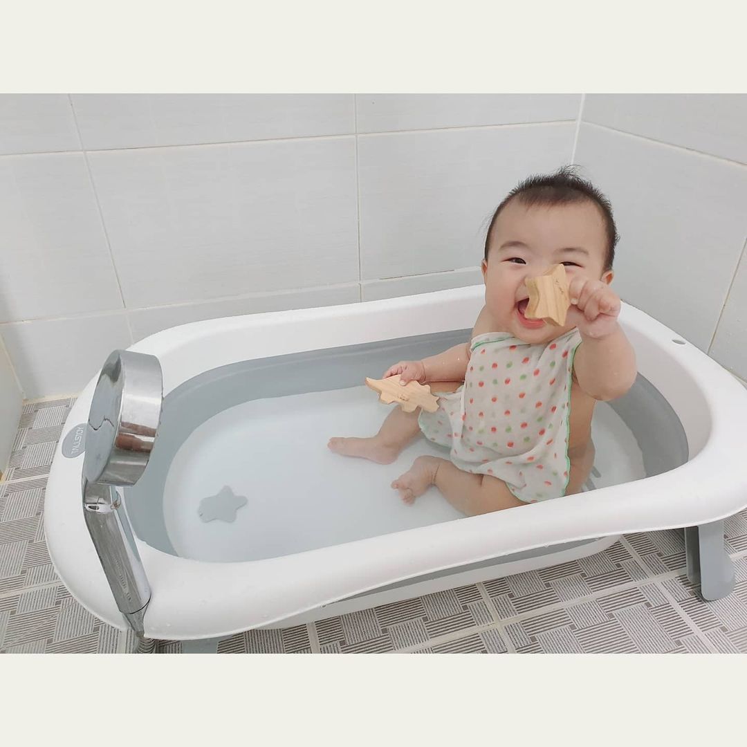 빵빵이 이서의 성장기록 on Instagram: “톨스토이에서 욕조가 왔어요😆 욕실이 작은 이서네에게는 딱인 접이식욕조! 평소에는 접어서 보관하다가 다리를 펼쳐주고 누르면 욕조가 되요 학교