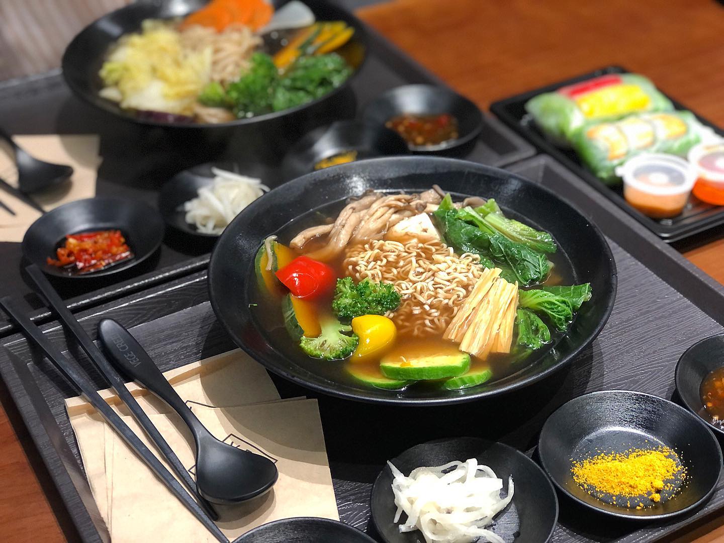 #협찬 📍동탄 롯데백화점 베지크릭
대만에서 유명한 비건식당인 '베지크릭'이 동탄 롯백에 입점했어용✨

✅면 종류도 선택하고, 국수에 넣고 싶은 재료 마구마구 넣어서 원하는 조합으로 냠냠🍜
✅ 야채와 한약재로 우려낸 육수라 고기가 안들어갔는데도 깊이 있고 풍미있는 맛이나요💗
✅ 조미료가 안들어가서 그런지 먹고나서도 입 안이 텁텁하지 않고 건강한 느낌이라 굿😚 양심의 가책 없이 폭풍흡입😅
-
#베지크릭 #비건 #베지 #비건식당 #베지테리언 #동탄맛집 #롯데백화점동탄점 #롯백동탄 #동탄롯데백화점 #동탄롯데백화점맛집 #국수 #건강식단 #건강식 #야채사랑 #비건식당 #대만국수 #대만베지크릭 #롯데동탄점맛집 #동탄핫플 #서울근교데이트 #롯데백화점동탄맛집 #동탄핫플레이스 #롯데백화점맛집