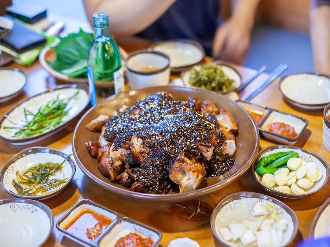 지난 주말 저녁
바쁘게 보낸 여름을
추억하며 친구들과
소룡동 가족에서 찐하게
한잔 빠라삐리뽀

#가장맛있는족발 #군산맛집 #산북동맛집 #족발 #저녁모임 #흑마늘보쌈 #맛집그램