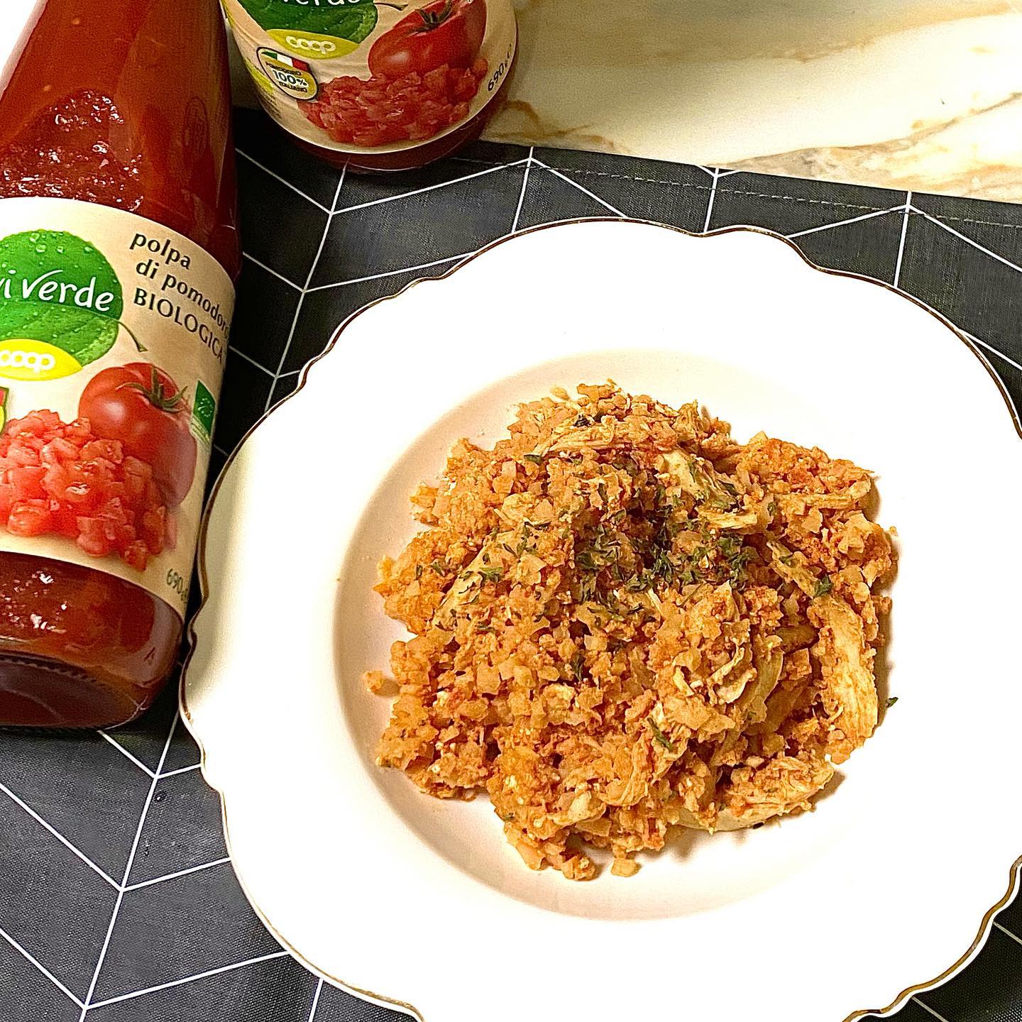 #협찬 #로마유통 #비비베르데
비비베르데 토마토 유기농 퓨레로
맛있는 저녁! 🥫🍽
컬리플라워라이스와 토마토 퓨레, 닭가슴살, 계란으로 
토마토 닭가슴살 컬리플라워 라이스 리조또를 만들었어요🍅

비비베르데 토마토 유기농퓨레는
유기농 토마토를 당일 가공해서 
만들었다고 하는데
과육도 잘 씹히고 진한 토마토 맛 가득!!
어디든 잘 어울릴 것 같아요! 
묽지 않고 걸쭉해서 소스로 활용도가 좋을 것 같아요! 
첨가물도 없어서 믿음직스러웠어요☺️
토마토 퓨레로 라구파스타, 라자냐 등등 
만들어도 너무 맛있을 것 같아요!❤️