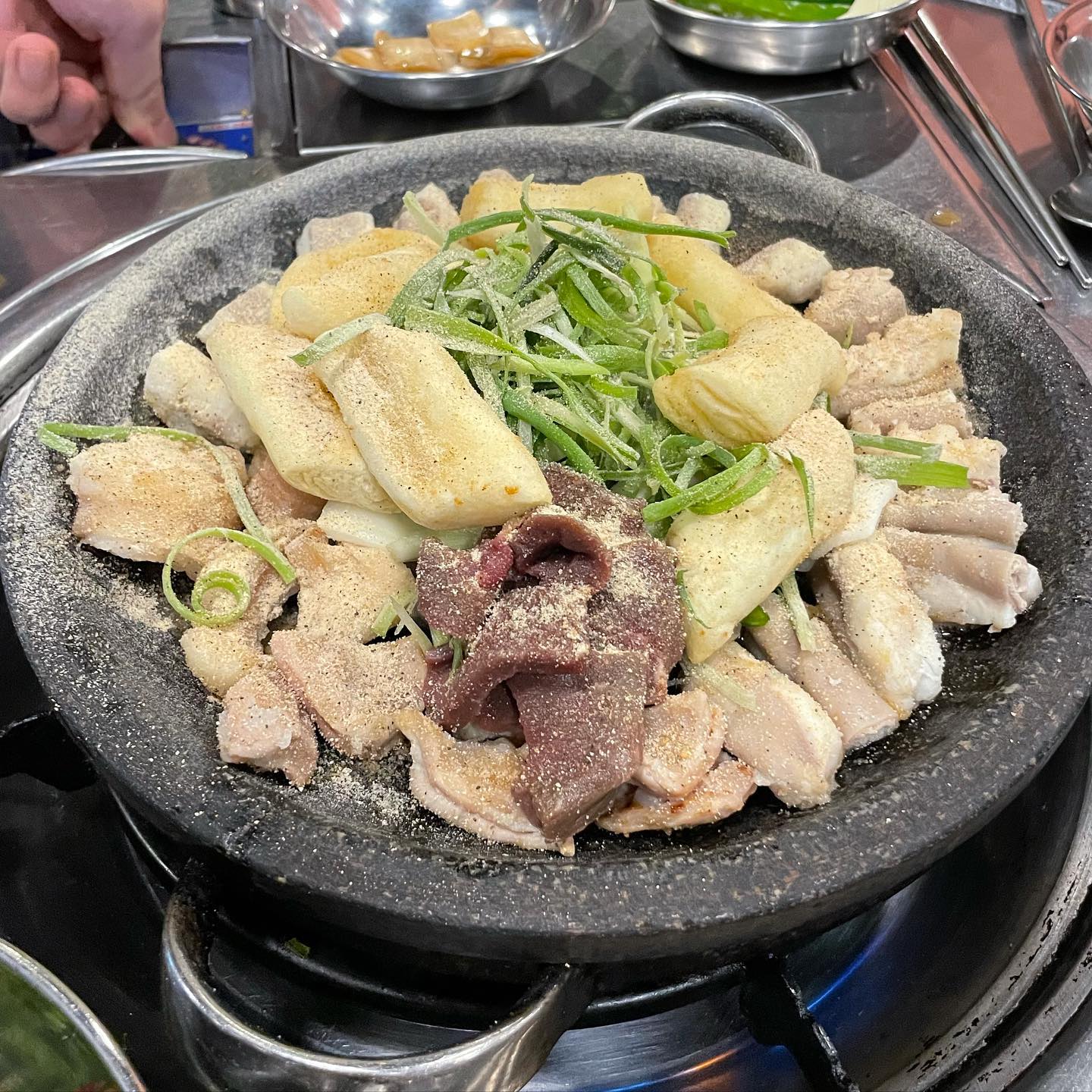 #대전 #둔산동 #곱창이야기

연휴에 시작 첫날 먹었던 곱췡 ❤️‍🔥
쉬기 전 날이니까 합법적으로 쏘주 한잔해버리기 ♪ ヾ(｡>﹏<｡)ﾉﾞ✧* 
이 날 만난 동생은 곱창을 별로 안 좋아하는데 곱창이야기 곱창은 먹더라구요. 역시 곱창은 싱싱해야죠! 곱창이야기 정말 오랜만에 갔는데 너무너무 싱싱한 게 느껴져서 좋았어요. 특히 저는 가래떡 굽굽해주는 거 너무 좋아해서 와구와구 흡입했답니다. 떡사리만 추가할 수는없을까,, 싶을 정도로 애정하는,,!

곱창은 사실 볶음밥을 먹기위한 과정일뿐이라는 거 다들 아시죠?
K-디저트 🍚🖤 탄수화물 요정인 동생이 무조건 두개 볶아야한다고 강력어필해서 2명이 볶음밥 2개 조지고왔습니다 ㅋㅋㅋㅋㅋㅋ🤭

✔️ 한우소곱창모듬 18000원
✔️ 한우소곱창 18500원
✔️ 볶음밥 2000원