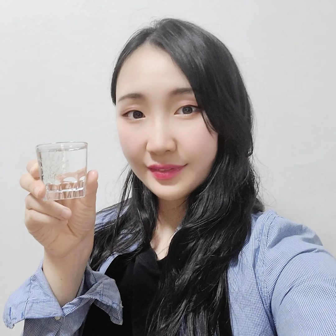  “#협찬 🌸나한테방하나 술잔으로 집에서 감성넘치는 술한잔👏👏👏 〰️꽃피는 술잔이라는 별명처럼 하늘하늘한 예쁜 일러스트가 컵에 그려져있어서 넘 귀요미해요 〰️집들이할때, 여행갈때 유용하게 활용할 수 있을 뿐만 아니라 심쿵하는 일러스트는…”