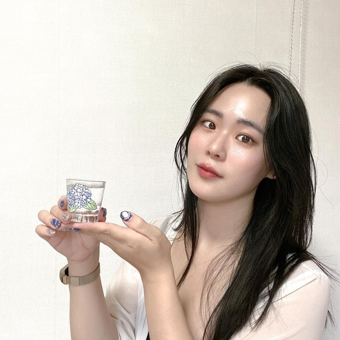  “#협찬 ✨#꽃피는술잔 시원한 술을 따르면 꽃 색상이 나타나요🌸 혼술하거나 연인끼리 부부끼리 낭만있게 즐기기 좋은 꽃이 피는 술잔이에요👏 5도 이하의 차가운 술을 따르면 짜자잔~ 점점 예쁜 꽃이 피는것 같아서 너무 신기해요! 생긴것도 너무예쁜게…”
