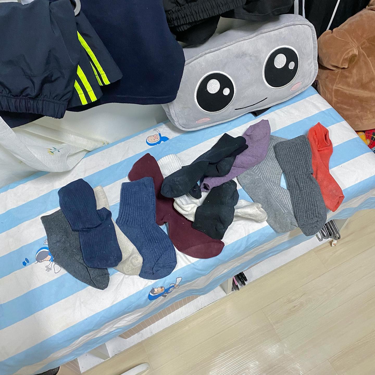 집중력 0이라 갑자기 옷 정리 🐿
양말 뭔데 저만큼 짝이 없지…
그 와중에 양말 열받는게 색은 똑같은데 미묘하게 모양이 다름 🧐

빨래 정리하다 겸사겸사 옷방 정리했는데
옷은 웃긴게 다 써금써금한데 안 버려서 양만 많음….
게다가 입는 옷만 입는다
최애 옷들은 죄다 누더기임 ㅋㅋㅋㅋ

잠옷도 이제 보내줄 때가 된 거 같다…
꼬매 입을까 고민 중인데
엄마한테 구질구질하게 살지 말고 운동화랑 쪼리랑 같이 빨리 버리라고 하루에 수십번 듣는 중

#와르르멘션 #벌써 #이사온지도 #2개월 #🦍