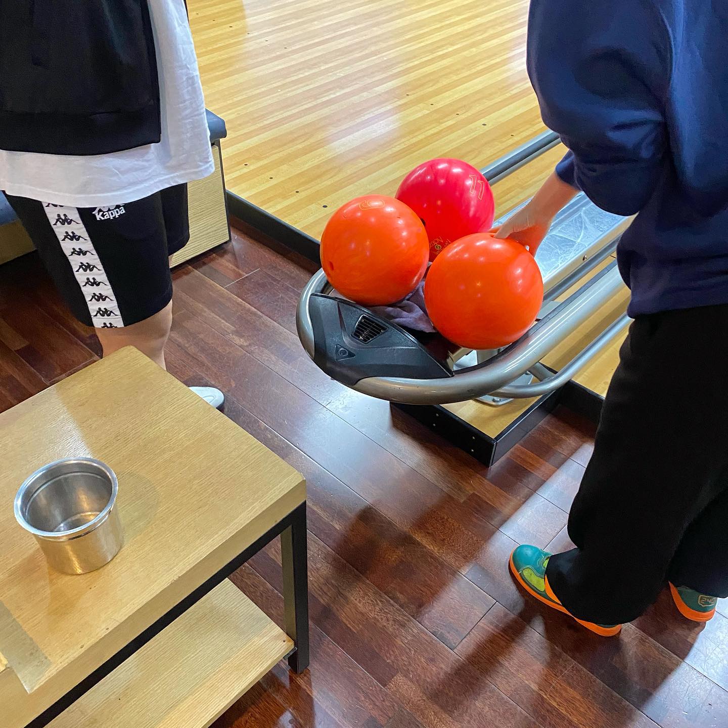 백만 년 만에 볼링 🎳
남이 볼링 못 친다고 하면 가소로움
왜냐면 내가 우주최강으로 못쳐서

그래도 내기 할 때 진짜 최고 집중해서 10대 나오는 볼링바본데 70점대 나왔다 !!!! 근데 김읍읍씨 긴장 타서 짐. 음료수 삼 ㅠㅠ

그리고 국밥 한 그릇씩
아재 루트 세상에서 제일 좋아 ♪