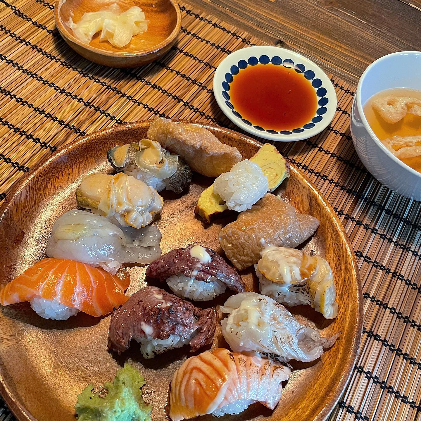 #대전 #대흥동 #스시쿠루마

주말에 친구들 만나서 먹은 스시 🍣
어째 이 모임은 만나기만 하면 스시만 찾는지,,,🤔 아무튼~! 이번엔 대흥동에서 꽤나 유명한 스시쿠루마 방문기입니다. 토요일 점심시간에 방문했는데 이미 웨이팅이 많았고, 딱 저희까지 주문받고 런치타임 재료소진으로 마감하였어요~! 두시정도 된 시간이였는데 인기가 실감나더라구요? 가게는 작은 편이예요. 기다란 테이블 하나로 이루어졌고 4팀정도? 수용가능할 것 같았어요. 

저희가 시킨 메뉴는 쿠루마세트예요.
이것저것 시켜서 먹는 걸 좋아하는 편인데 여기는 사이드메뉴는 없고 메뉴도 한정적이였여요. 연어세트라도 하나 더 시켜볼까했는데 주문불가였고, 저희는 또 락교사랑인데 락교는 준비되어있지않더라구요 😭 

똥글똥글 밥모양이 귀엽더라구요 💛
사실 저는 활어초밥 좋아하기때문에 가리비, 소고기등 구성이 조금 아쉬운 건 사실이였어요... 밥맛은 달큰한 맛이 강한 편이고 밥양은 적은 편이라서 스시에 밥많이 들어가는 게 싫은 분들은 좋아하실 스타일이였여요. 

사실 여기는 몇년전부터 엄청 핫해서 궁금했는데 초반에는 웨이팅이 너무 심해서 포기했었다가 오랜만에 도전해본 곳이였어요. 웨이팅 10분정도? 하였는데 솔직히 저희는 기대이하더라구요... 웨이팅하면서까지 먹을만한지는 모르겠어요...! 

✔️ 쿠루마세트 12000원

📢 우리의 양이 너무 많은건지, 여기 스시 양이 적은건지 모르겠지만 (?) 먹자마자 지하상가 달려가서 바로그집 조져버린 먹깨비스러운 우리...👿🔥
