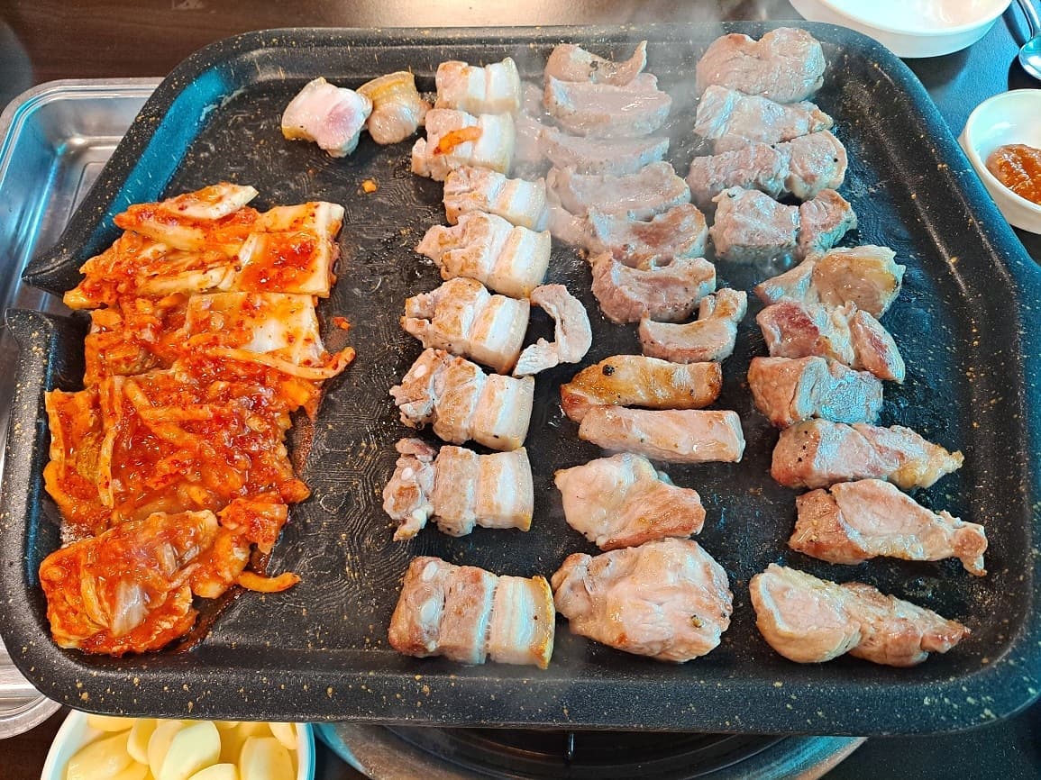 #협찬 야외 풍경이 참 좋은 여주 고기집인 하르방🙂

10월 3일 방문 당시에 도축한지 3일밖에 되지 않은 고기를 사용해서 신선함이 최고였다 👍

알고보니 mbc, kbs, sbs 3개 방송사의 프로그램에 나온 저력있는 식당이었다

그리고 여주 숲을그리다 테마파크 내에 있어 식사 후에 산책도 하고 풍경도 보면서 소화를 시킬 수 있으니 가족과 나들이 가기에도 괜찮은 식당이다

#여주하르방 #숲을그리다 #여주숲을그리다 #여주고기집 #여주맛집 #먹스타그램🍴 #먹팔선팔환영 #먹팔맞팔 #맞팔선팔환영 #먹팔해요