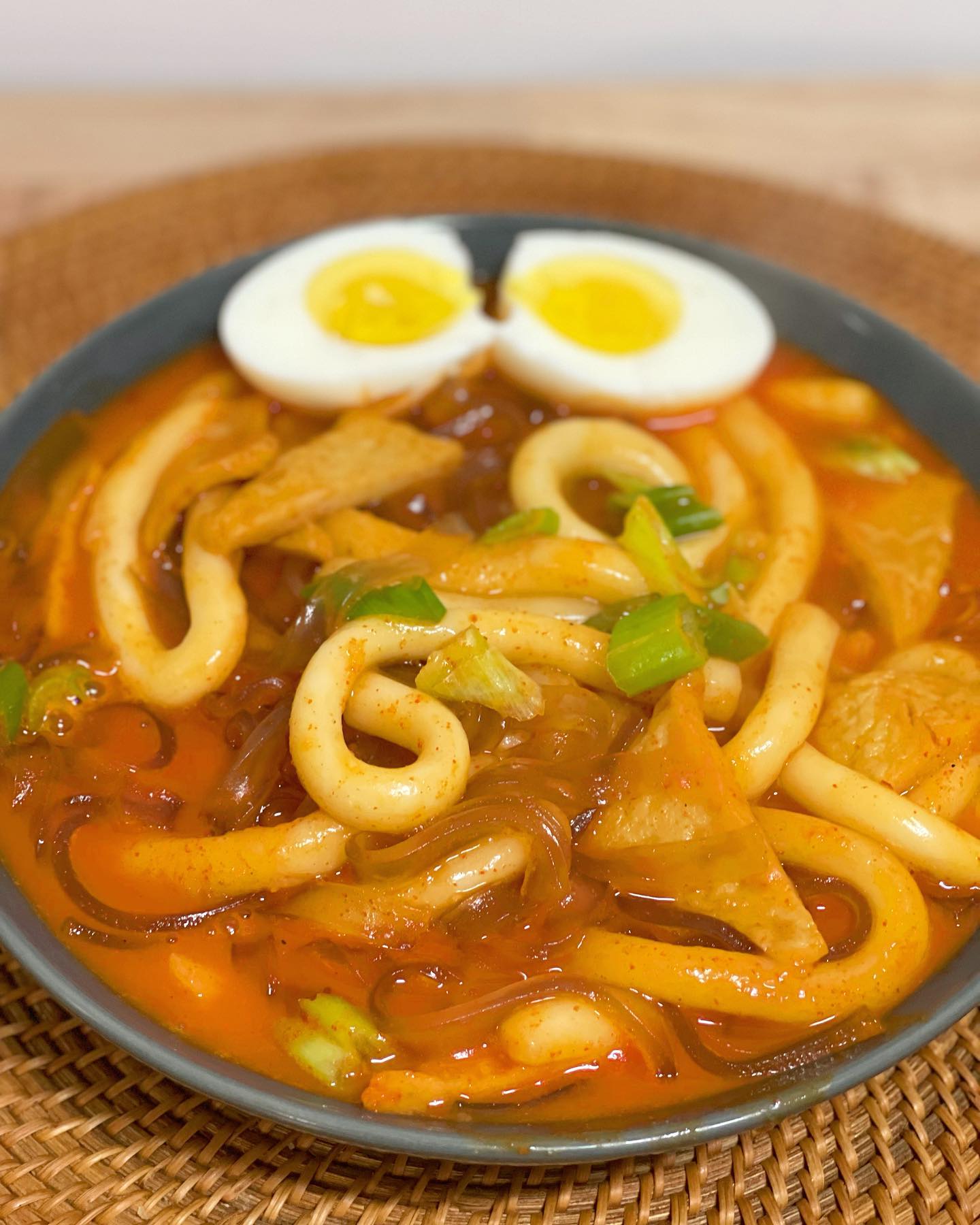 #홍코너떡볶이 #옛날떡볶이

그런 날 있지 않나요???
떡볶이가 너무 땡겨서 오늘 꼭 먹어야 직성 풀리는 날 ㅎㅎㅎㅎ 
제가 오늘 그랬네요~

원래도 자주 쟁여놓고 먹던 hongcorner_market 에서 로제떡볶이와 옛날떡볶이를 보내주셨어요~

오늘은 우유가 마침 떨어져서 옛날떡볶이로~~
홍코너 마법가루면 정말  라면보다 쉬워요~
넙적당면이랑 반숙계란, 파는 추가했구요~~

 홍코너의 길다랗고 쫄깃한떡이 완젼 제 취향❤️❤️

혼자 다 먹을수 있을라나 했는데 ㅎㅎ 저를 과소 평가했군요~~ 주말엔 우유로 로제떡볶이로 먹어봐야겠어요~ 

역시 떡볶이는 언제먹어도 맛있어😋😋😋

#국민간식#떡볶이#긴떡이매력#로제떡볶이#매운떡볶이#홍코너#저녁메뉴#집밥#간단요리#떡볶이밀키트#떡볶이추천#먹팔#맛팔#요리하는디자이너