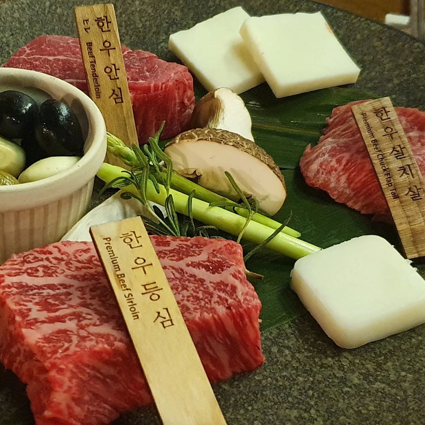 올 때마다 항상 만족하는 #도쿄등심
같은 소고기라도 확실히 다른 느낌 ㅠㅠ
코스 요리로 나오는 것도 좋지만 처음 나오는 한입요리들이 넘 맛있당...

다양한 요리들을 먹으면서도 부담스럽지않아 더 좋고
인테리어도 예쁘고 플레이팅도 잘 되어 나와 데이트하기 넘 좋은 곳 ㅎㅎ
요번에 갔던 #도쿄등심잠실점 은 특히 사람이 많아 놀랐당 ㅎㅎ
지점마다 코스 구성이 조금씩 달라서 여러 매장을 방문해도 그 재미가 있다!
오늘도 알찬 저녁~

#소고기 #조아 #일상 #먹방 #맛집 #잠실소고기 #잠실맛집 #잠실역맛집 #잠실데이트 #잠실역데이트코스