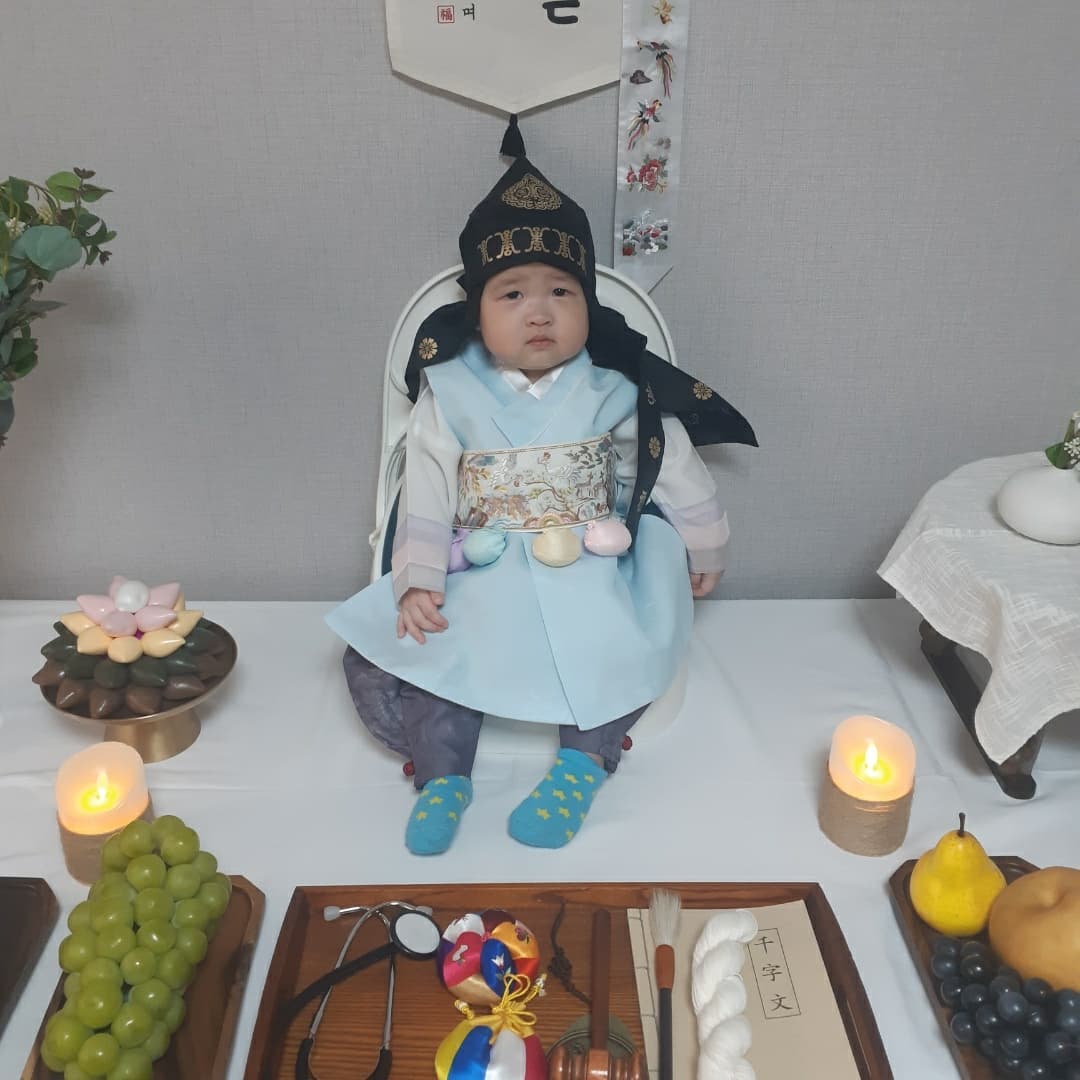 첫돌!!!
우리 아들 생일 축하해!!
누워만 있던 우리 주현이가 어느샌가 
엎드리고 기어다니고 이제는 혼자 서고 옹알이도 잘하고 
엄마는 감동의 웃음과 눈물이 연속이구나ㅜㅜ
부족한 엄마 아빠 옆에서 너무 잘 자라주는 것 같아 항상 고마워 
사랑해 아들❤

#첫돌#첫생일#기념일
#2020년생#쥐띠#꽁이
#사랑해❤#너뿐이야#내아들
#건강하자#엄마보물#축하해
#축복#아프지말자#밥잘먹자
#돌잡이#두근두근#무엇을잡을까
#판사봉#붓#마패
#돌한복#너무잘어울림#귀요미
#돌상대여#셀프돌상#집에서
#모모테이블#행복#돌반지
