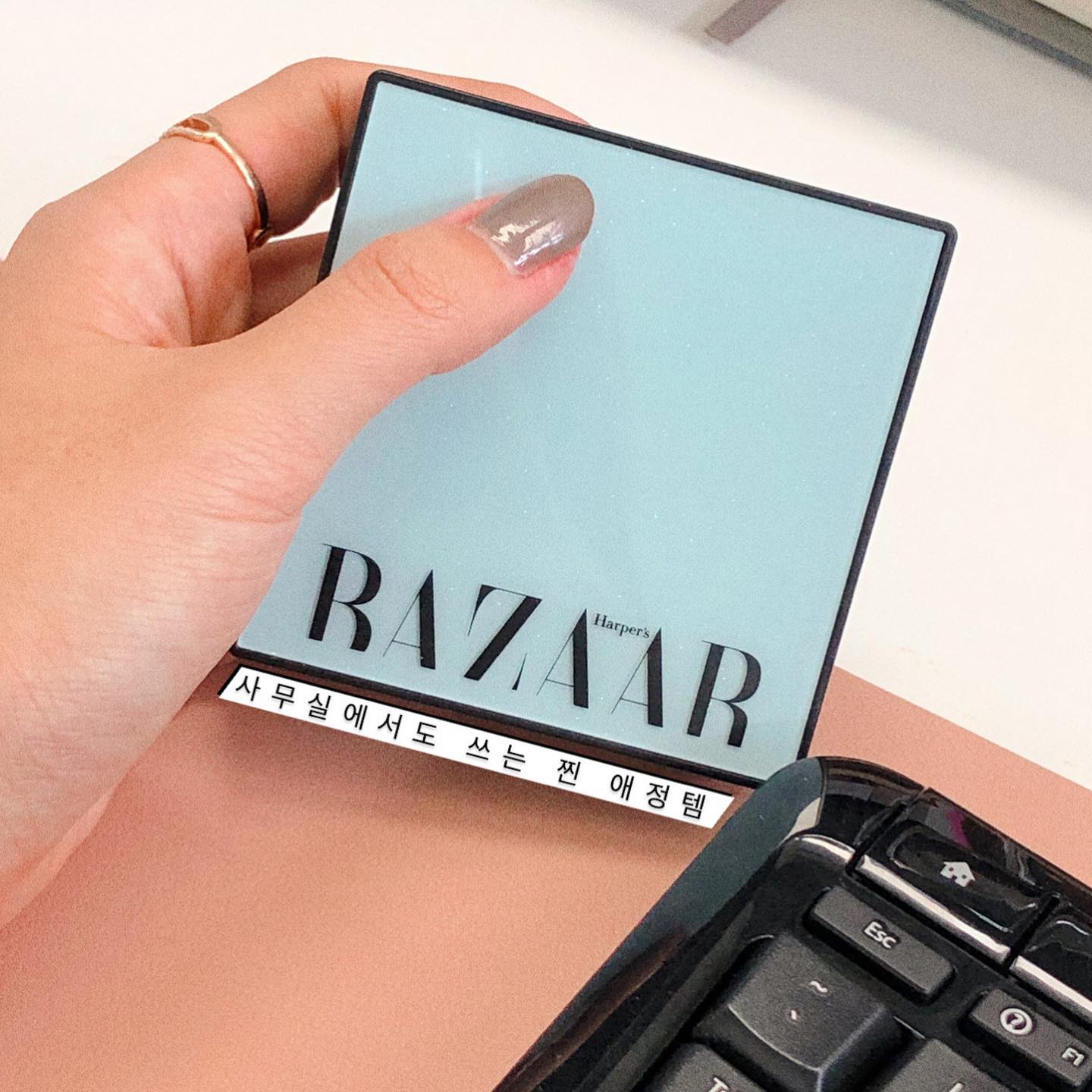 #광고 #제품협찬
⠀
오늘은 bazaarcosmetics.kr 의 일명 #스타쿠션 이라고 불리는 #스마트스킨핏쿠션파운데이션 리뷰입니다!⭐️
⠀
제가 요새 가장 잘~~쓰고 있던 파데와 쿠션은 라네즈의 네오쿠션과 네오파운데이션이었는데, 요샌 요 제품에 손이 더 자주 가요!
⠀
일단 컬러감이 제 피부랑 넘나 찰떡쿵…✨ 그리고 밀착력 진짜 우수해요….!!!! 네오랑 견줄만큼!!!!!
⠀
첨엔 퍼프가 파데를 너무 마니 먹는다고 생각했는데 피부에 올릴 때 잘 뱉어내더라구요!
⠀
저는 #스타쿠션 말고 다른 별명을 붙여주고 싶음데, #자석쿠션 이라는 별명이 정말 잘 어울리는 제품이라고 생각해요!
⠀
그만큼 밀착력 쵝오….✨😭😭😭
⠀
내 피부가 N극이라면 파데는 S극…🧲
⠀
저는 케이스도 너무 예쁘고 제품력도 넘 좋아서 추가구매의행 10000% 있습니다❤️
⠀
#하퍼스바자코스메틱 #바자코스메틱 #쿠션 #스타쿠션 #쿠션추천 #밀착력좋은쿠션 #코덕