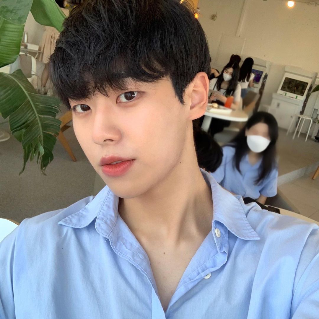 김민석(21) on Instagram: “다슈 아쿠아향수는 향이 진하지 않은면서 은은하게 오래 지속되는 점이 너무 좋더라구요. 이번 아쿠아향은 저의 최애 향수 입니다. #협찬#다슈#다슈향
