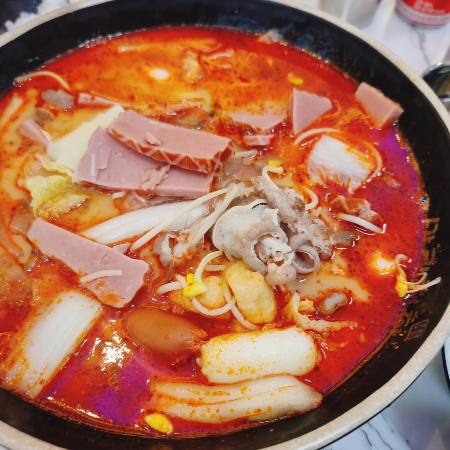 #마라천하

즐거운 연휴보내시나요👋

저희는 정말 
푹 쉬었네요😄
쉬다가
맛난거 먹고
이쯤되믄 요양수준

3일째 
오늘 먹는 마라탕과
마라샹궈는 화룡점점🔥🔥🔥
정말 맛있게 맵네요
막내에겐 살짝 맵지만
넘 맛나게 잘 먹어서 이쁜 남매들💛💙
매운맛 좋아하시나요😄😄 🌶 🔥🔥

<여기 막내아들은 울면서 먹었다고 한다🤣🤣>
<마라탕먹고싶은소원은이뤘다는남매>
.
#마라천하마라탕
#마라샹궈
#존마탱💕 
#이번연휴는
#요양각