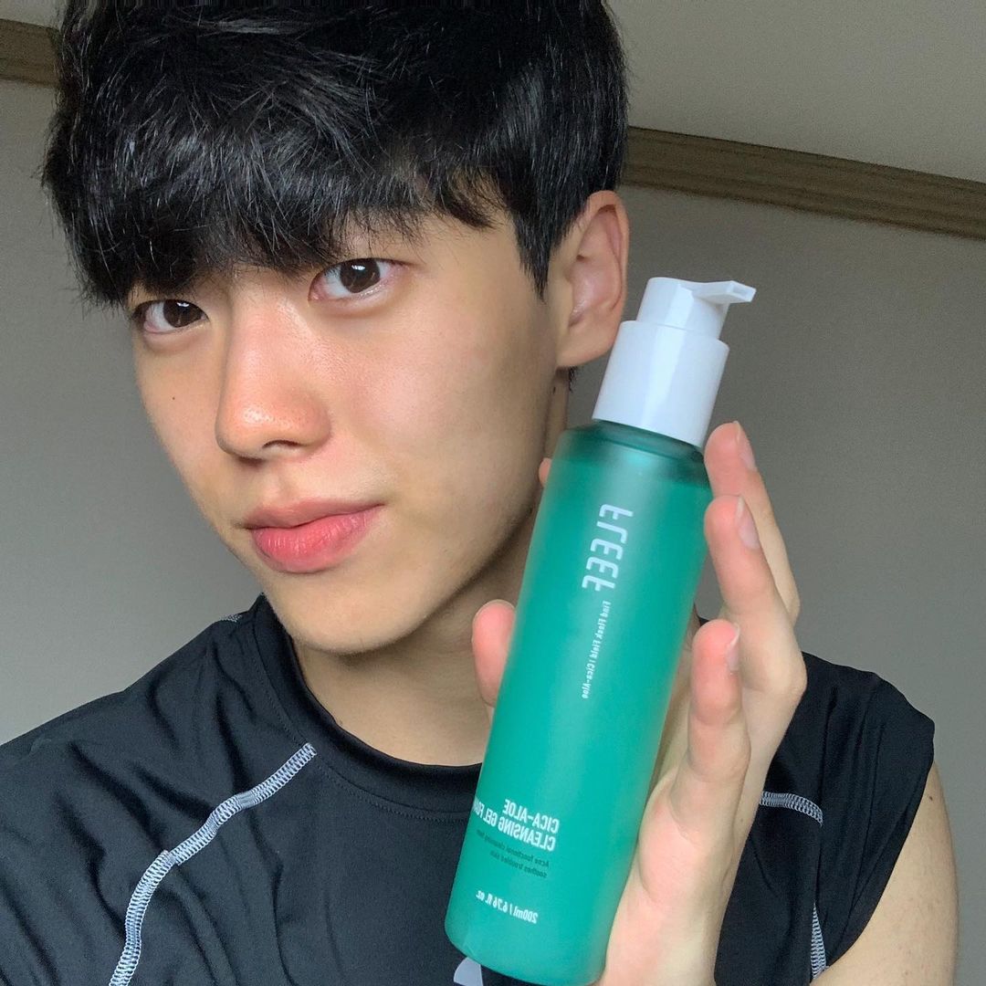 김민석(21) on Instagram: “#광고 올리브영 클린뷰티로 선정독일 더마테스트 최고등급을 받은 플리프 제품을 소개합니다😼 ✊🏻부드러운 약산성으로 피부에 자극이 적은 젤 폼