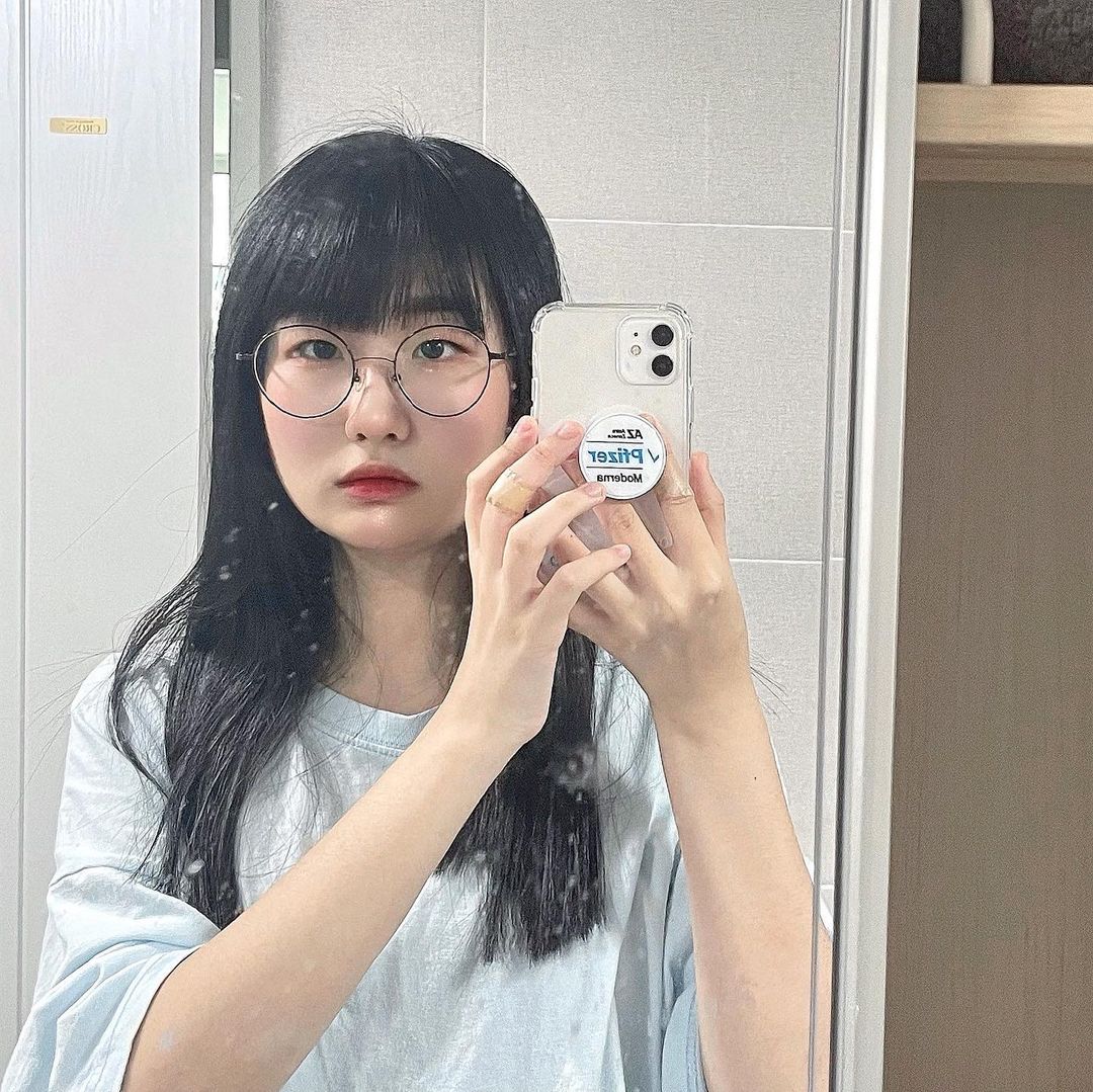 @cherish_.03 on Instagram: “#협찬 화이자 2차 접종 완료!!💉💙 핸드폰 모서리 4곳 모두 범퍼(에어쿠션)이 들어있어서 핸드폰 철벽 방어💨 백신 접종 후에 장점두 많다고요! -사적모임,백신 인센