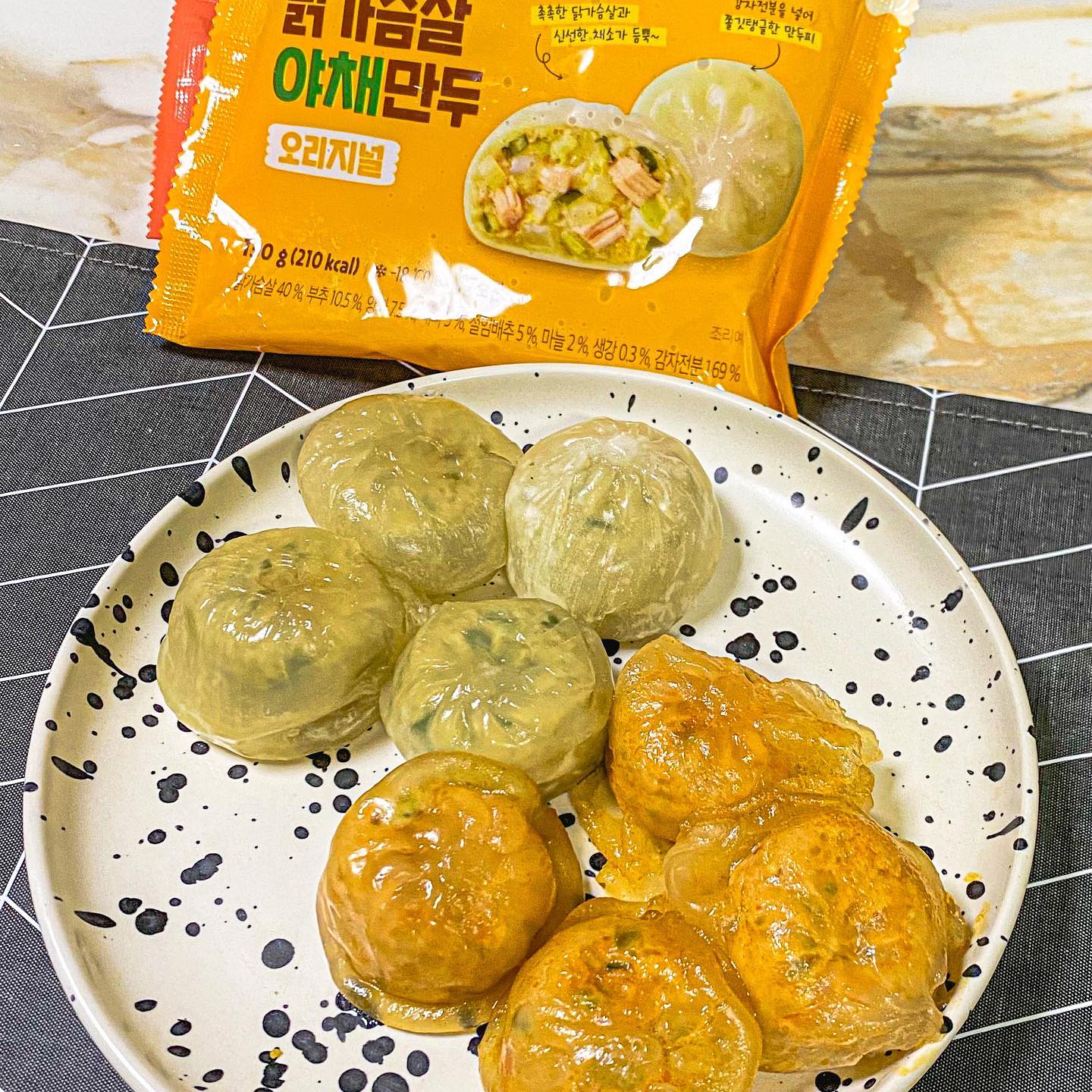 #광고 만두는 왜이리 좋을까?
언제나 먹고싶은 만두 라이트하게 즐겨보기🤩
식단 중 놓치기 쉬운 야채까지 챙긴 닭가슴살 만두🥟
밀가루가 아니고 감자피를 사용해서 쫄깃하고,
일반 만두보다 탄수 함량이 낮아요!
한 입 베어무니까 속이 촉촉하고 육즙 가득🥰
닭가슴살 야채만두는 닭가슴살과 야채 들어가서 
든든하고 잘 어울리고, 김치만두는 매콤한게, 식단관리 중 매콤함이 땡길 때 딱일 것 같아요💗 

#EXP리뷰 #EXP원에이엠야채만두 #피키다이어트 exp._.official pickydiet