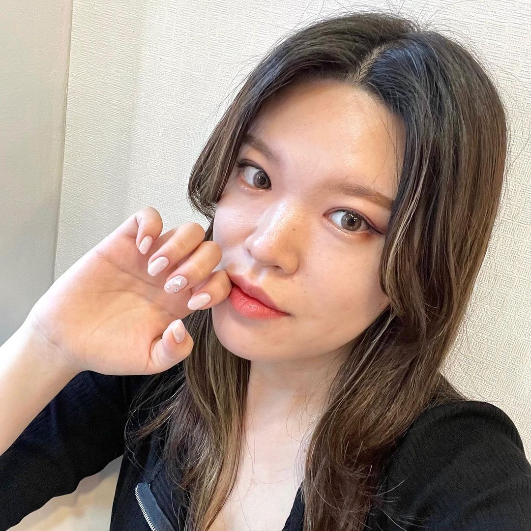 ₘᵢₙyₑₒₙg on Instagram: “#협찬 @hestiny_official #헤스티니 #헤스티니용산점 영상이랑 손 단독사진 보면 보이는데 케어 완전 깔-끔 네일샵인데 약간 카페 감성이라 감성쟁이 취향저격💘 우