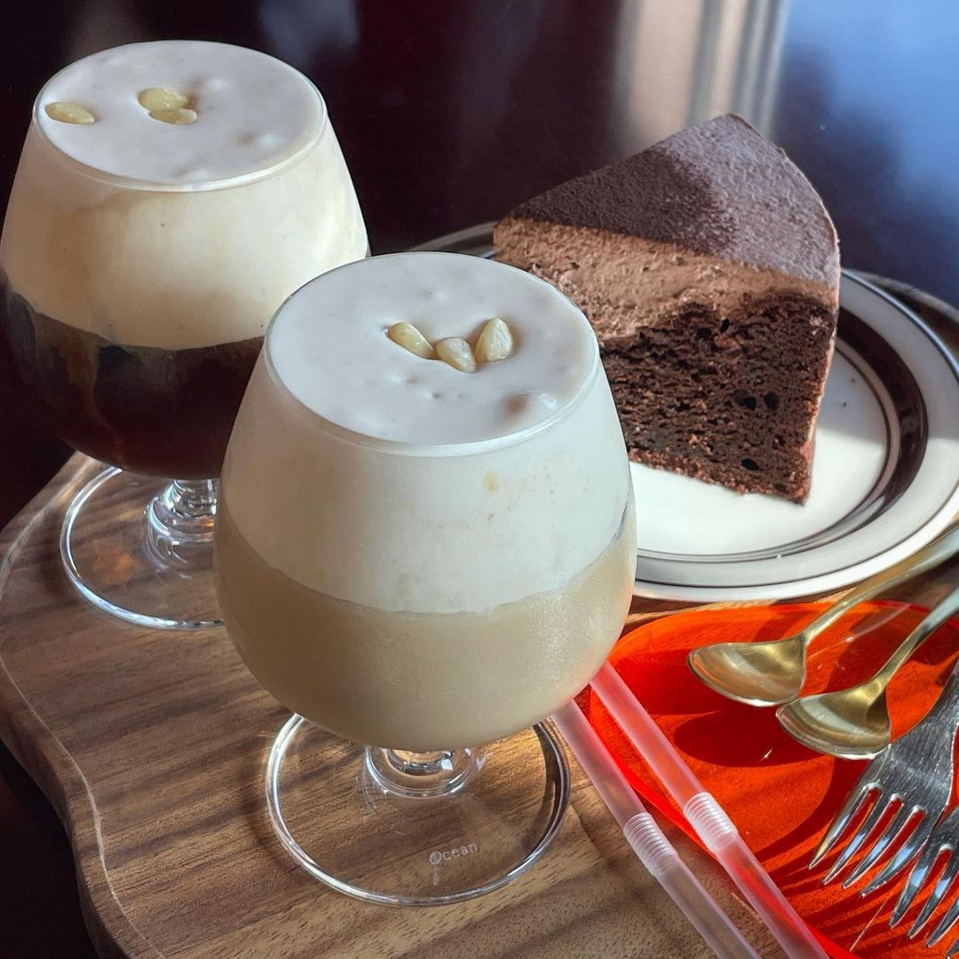 ₘᵢₙyₑₒₙg on Instagram: “아늑하고 따뜻한 분위기에 미친 맛의 커피☕️ 수제가평잣크림이 올라갔다는데 난 잣이 이렇게 맛있는지 몰랐네 앞으로 잣같다는 건 맛있다는 거임 암튼 그러