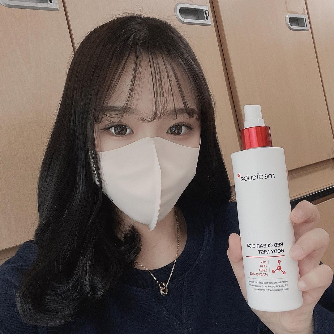 최윤정 on Instagram: “여드름성 피부 전문 케어용! 레드 바디 미스트 🤍 ❤️ 여드름성 피부 사용 적합 인체적용시험 완료! 모공을 막지 않아 면포 유발 가능성이 적은 논 코메도제닉! ❤️