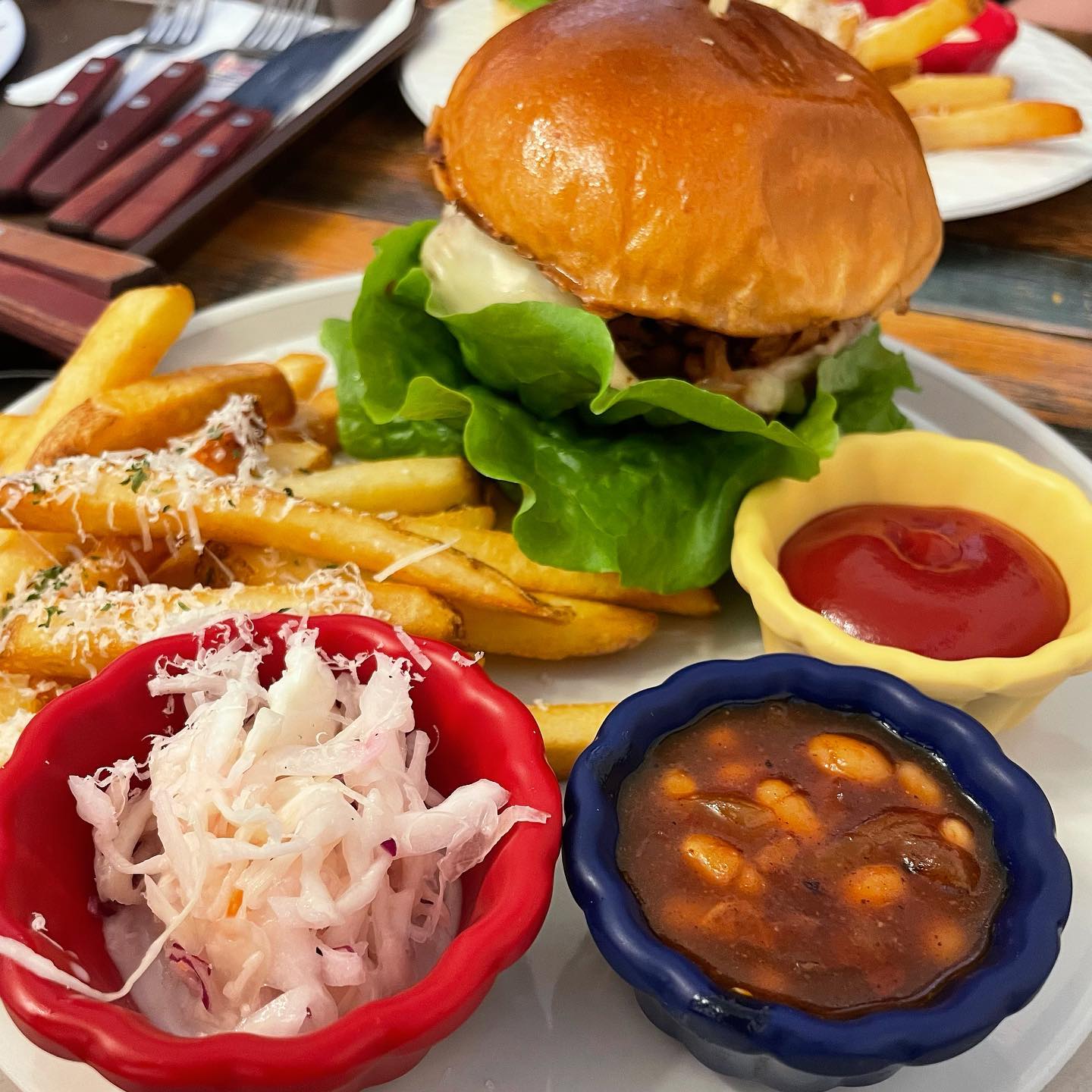 #몬스터살롱 

제주도 오면 꼭 가보고 싶었던 애월 핫플 몬스터살롱🍽

소다와 맥주세트에 버거 2개 추가!
수제버거답게 푸짐해서 넷이 먹기 딱 좋았던 양🥔

두툼하고 부드러운 한우패티와 재료들의 조합이 좋아서 개인적으론 요게 더 맛있었던 몬스터제주한우버거🍔

흑돼지바베큐가 살짝 퍽퍽했지만 번이 부드럽고 해쉬브라운이 맛있었던 제주흑돼지폴드포크버거🍔

애월 곽지해수욕장 근처라 포장해서 먹기 좋았던 곳!

✔️자세한 리뷰는 블로그에서 확인하세요❤️
.
.
.
#제주도 #제주도몬스터살롱 #제주몬스터살롱 #애월수제버거 #곽지수제버거 #제주도수제버거 #제주한우버거 #제주흑돼지버거 #수제버거 #제주도먹방 #애월핫플 #먹스타그램 #먹팔 #선팔하면맞팔 #좋반 #댓글 #소통