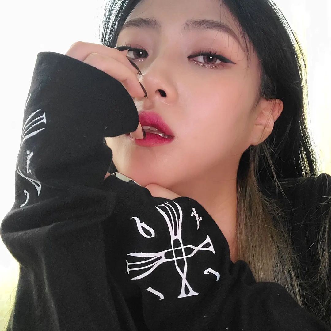 sentido (@sentido_ab) posted on Instagram: “#협찬 스트릿과 고딕 스타일에도 잘 어울리는 유니크한 핸드 워머입니다🖤 100% 코튼원단으로 텐타, 침수덤블 공정을 통해 품질을 높이고 늘어남과 축률