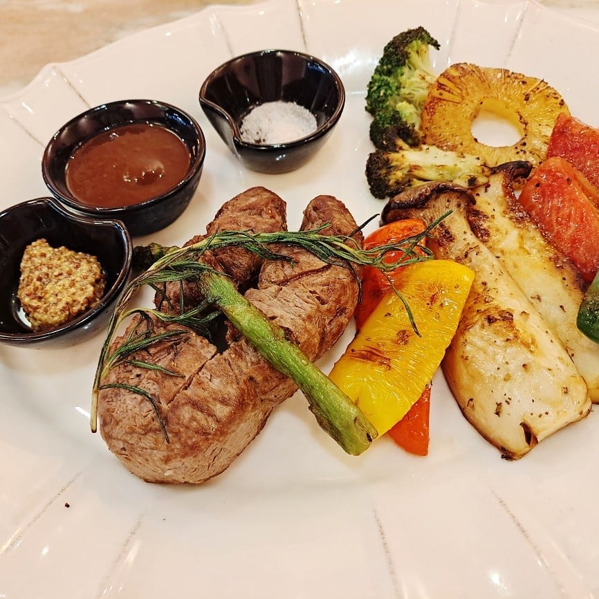 #협찬 경기광주 스테이크 맛집이면서 룸식당이 이너프투😘

요즘같은 코로나시국에 프라이빗하고 안심하며 먹을 수 있는 곳을 만나 참 행복했다

그리고 세심하고 친절하셨던 사장님의 센스가 홀과 룸, 집기 곳곳에서 아기자기하게 드러났다!

먹었던 부채살스테이크와 매운해산물파스타 모두 맛있어서 한식러인 남편님 마음까지 저격했던 곳! ㅎㅎ 

사장님 돈쭐나셨으면 좋겠어요😍

#디너의여왕 #이너프투 #경기광주스테이크 #경기광주맛집 #경기광주파스타 #경기광주룸식당 #먹스타그램🍴 #먹팔해요 #먹팔선팔환영 #맞팔 #맞팔선팔환영