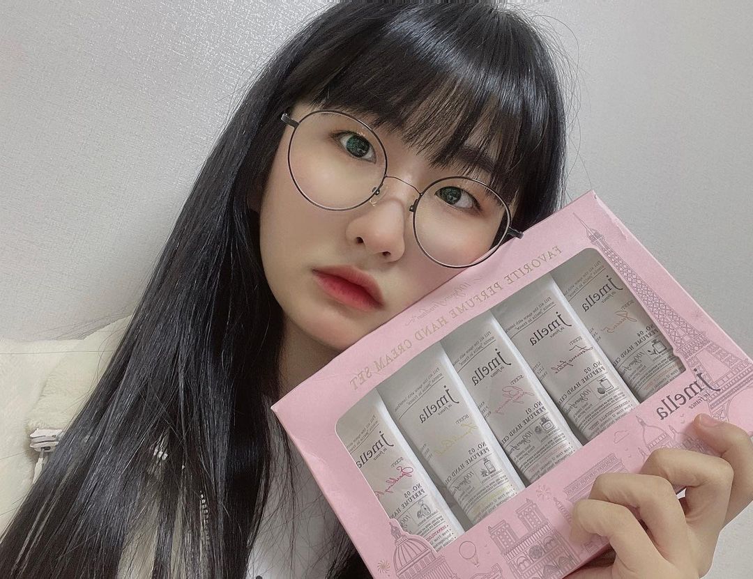 @cherish_.03 on Instagram: “#협찬 제품마다 얘기하면 누구나 다 알만한 명품 브랜드 향수를 오마주한 향들이에요!!🤍 저는 블루밍 피오니 향이 젤 좋았어요🥰 - 블루밍 피오니 : 은은한 플로럴