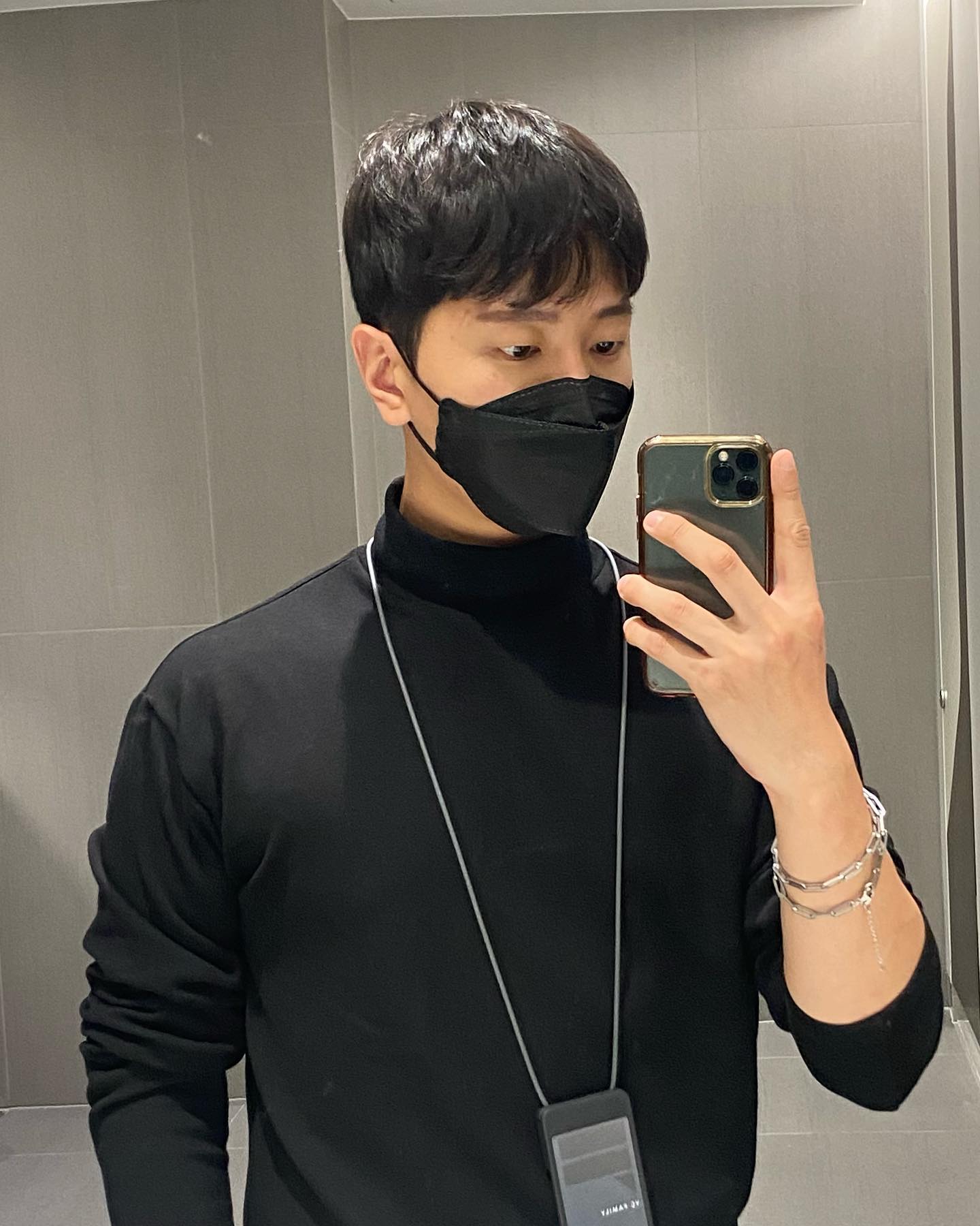 새직장 첫 거울,,샤샷.,,
새로한 고블고블 머리는 
am.ton_mans1ho #amton 💇🏼‍♂️