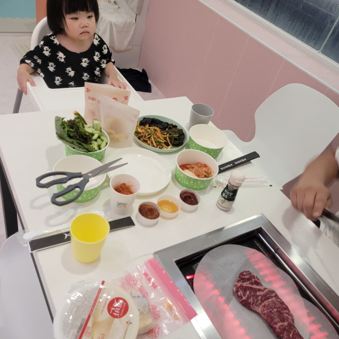 물놀이 후에 식사는  아이들도 꿀맛인가 보다..

고기를 와구와구 먹네..

진정해.. 앉아있어 금방 구워줄께..
니가 다먹었자나...