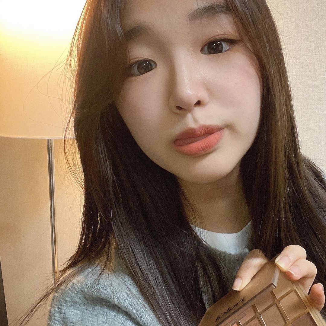 지뇽 on Instagram: “#제품제공 섀도우팔레트 구매안한지 2년이 넘어가는 나로서, 오랜만에 색조템이라 괜히 신난 맘 담겨버린 셀카 🕊🤍 하킷의 뉴 섀도우팔레트는 12가지 색상 모두