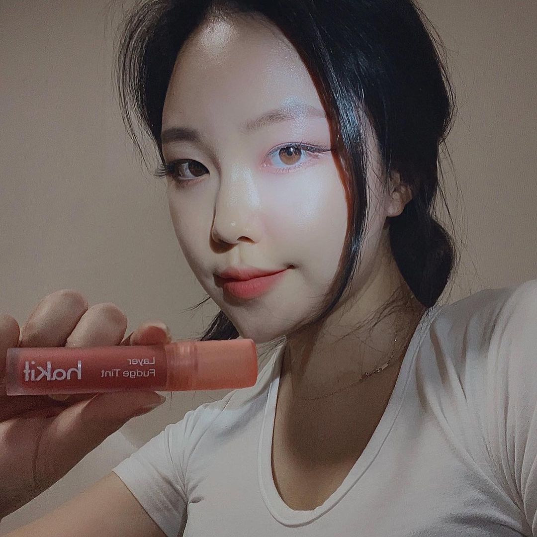 MINJI KIM on Instagram: “#협찬 [하킷_섀도우팔레트&퍼지틴트] 다양한 무드 연출가능한 크리미한 달콤한 향의 퍼지틴트와, 12색 모두 활용도높은 컬러만 담아 데일리로 사용하기좋은 섀도우팔레