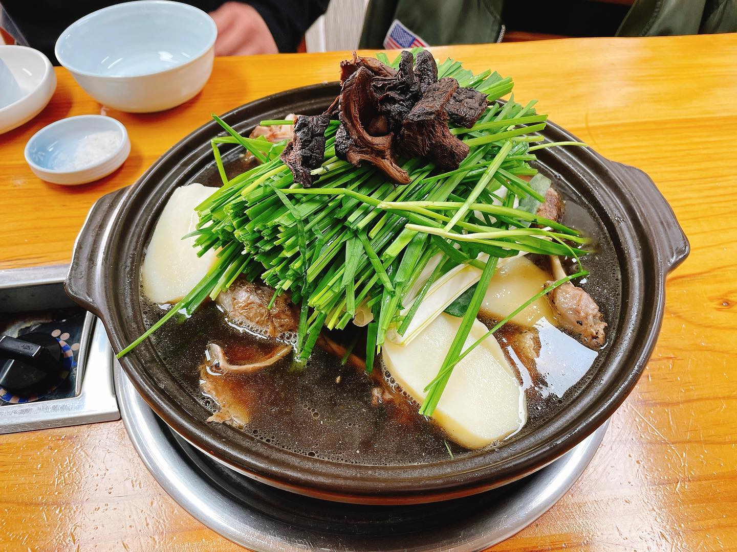 포천 자작동  #나능이능이버섯백숙

✔️ 능이버섯오리백숙
국물 한입 먹으면 바로 맛집등극하는 오리백숙이랍니다! 야채랑 능이버섯이 듬뿍 들어가서 몸보신에 정말 좋아요

✔️ 반찬도 하나하나 다 맛있고 중간에 육수와 야채를 리필해주셔서 좋아요 

✔️ 오리를 어느정도 먹은 후에 백숙에 찰밥을 말아먹으면 정말 별미랍니다! 찰밥 존맛탱👍

✔️ 그냥 가도되지만, 30분정도 전에 미리 예약하고 가면 백숙이 빨리나와서 좋아요

📍영업시간 : 오전10시-오후9시
📍주소 : 경기 포천시 자작동  276-7 또는  포천시 호국로1189
📍문의전화 : 031-535-2811

#맛집 #백숙 #맛집추천 #포천 #포천맛집 #여행 #여행에미치다 #여행스타그램 #포천여행 #오리백숙 #데이트 #주말 #나들이 #힐링 #맛스타 #먹스타 #맛집추천 #맛집스타그램 #먹스타 #맛스타 #오늘의요리 #음식 #먹방 #travel #foodstagram #food #fff