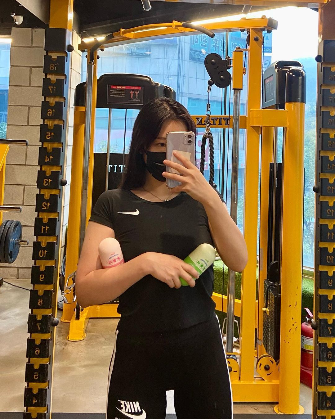 나 시은이야 on Instagram: “#협찬 오늘은 전체 다 나이키 걸~~🤳🏃🏻‍♀️ 동네 친구가 저희 헬스장 등록 했는데 사진을 꽤 잘 찍어줘요. 그래서 다음주 러닝은 언제라고?(친