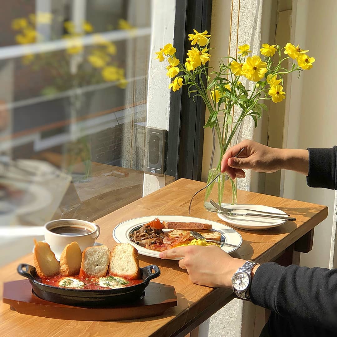 형 빈 on Instagram: “#주말 엔 #브런치 얌 냠냠 😜 . . . #brunch #coffee #sunny #onthetable #f4f . . . #선데이아보 #sundayarvo #햇살사냥 굿👍👍 (하지만 땀 뻘뻘 흘리며 먹은건 안 비밀..) #햇살맛집 임 #브