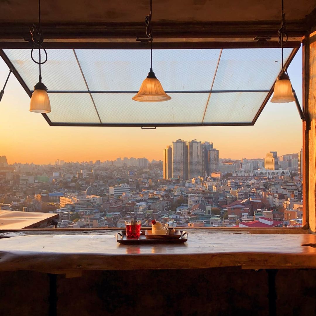 형 빈 on Instagram: “오늘도 정말루 춥네요 모두들 잘자요 . . . #cafe #itaewon #theroyalfoodanddrink #sunset #photo #lfl #likeforlike . . . #더로열푸드앤드링크 #햇살맛집 #뷰맛집 멋진 사진을 위해 손따윈…”