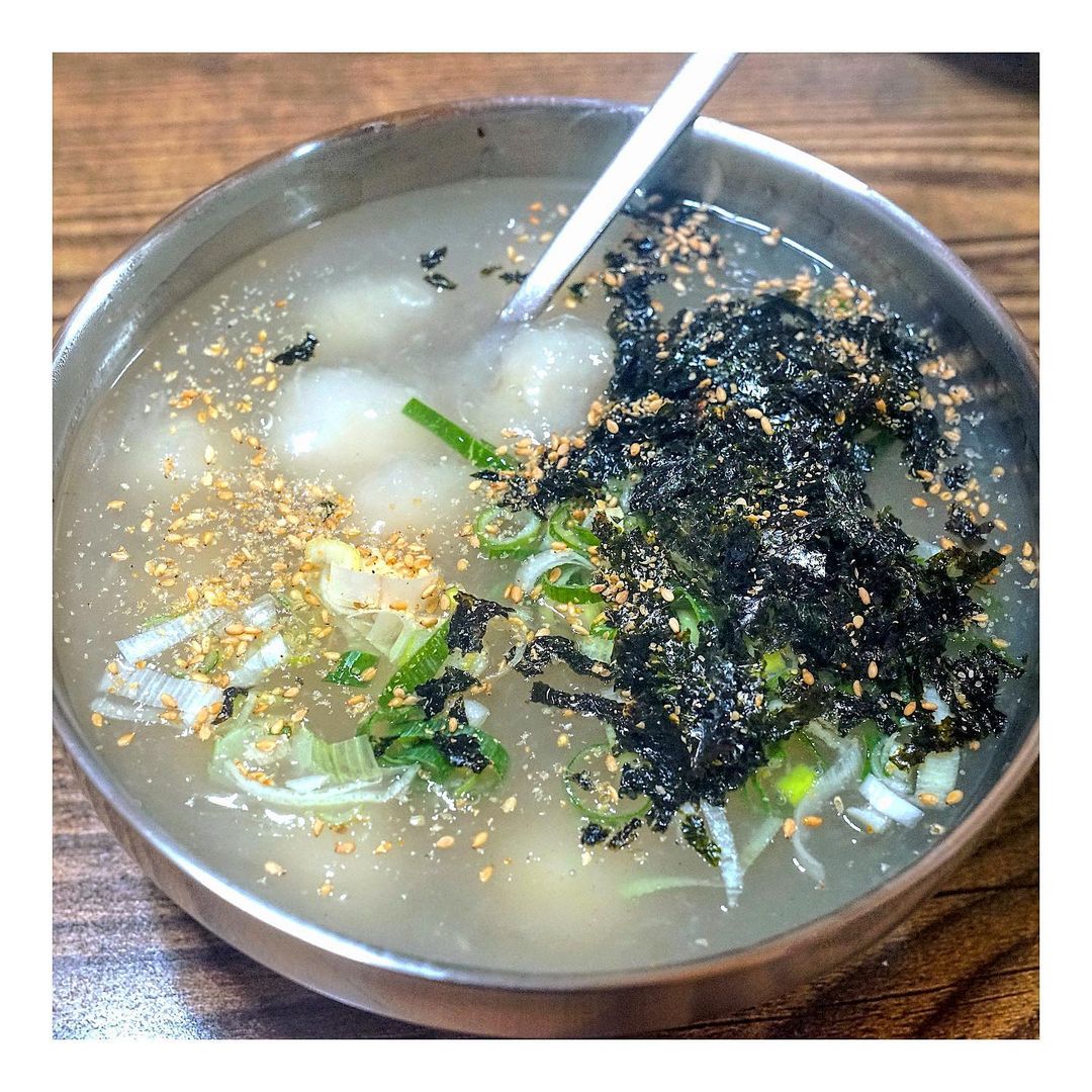 먹죽귀 on Instagram: “#먹죽귀_강릉 ⠀ 수요미식회에 나왔던 감자옹심이 맛집인 강릉감자옹심에 방문 했어요🤗 ⠀ 대부분 손님들이 감자옹심이나 옹심이칼국수 두 메뉴를 드셨고