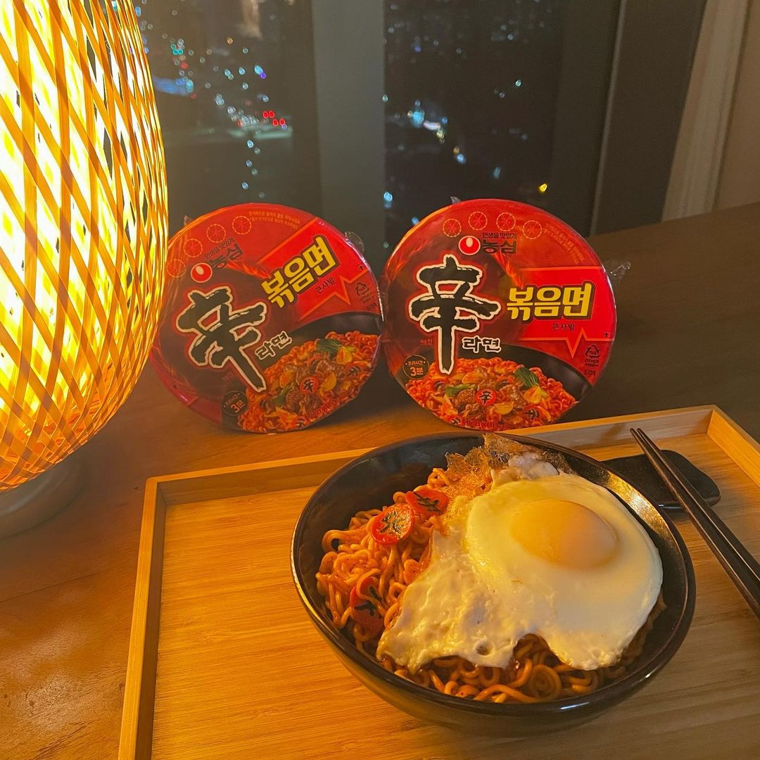 윱삐 on Instagram: “#광고 🍻어느새 맥주를 찾게되는 신(辛)며드는 빠져드는 매운맛🌶🌶 🍜면발이 아주 꼬뜰꼬뜰하기 땜시 물 다버리지 말 고 몇스푼 남겨두거나 꼬순 참기름 넣음 얼매나