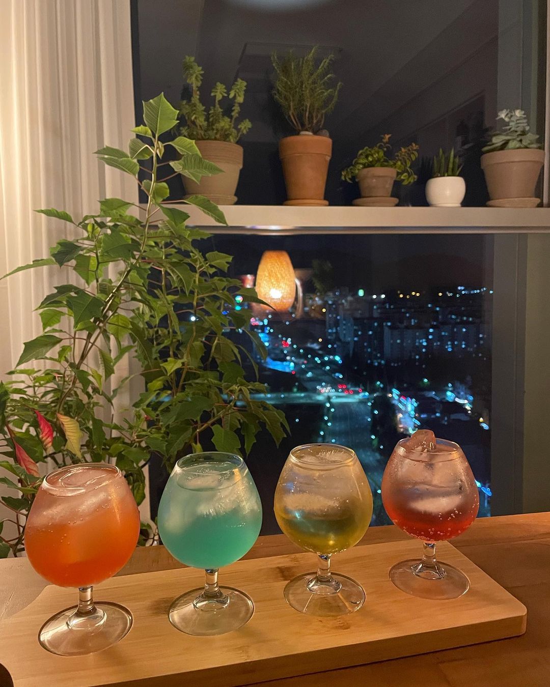 윱삐 on Instagram: “#퇴근스타그램 #술 퇴근 후 터덜터덜 지친몸을 이끌고 단골bar에 가서 바텐더 ? 여기 늘 먹던걸로 酒se yo ! 라고 허세를 부리고 싶은 그런 로망 이 있었는데 간단하게 홈술만
