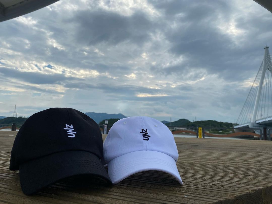 삼남매맘-아임주니ꗯ̤̫ on Instagram: “#제품협찬 이쁜 볼캡 모자❤️ 일단 얼굴이 작아보이네요!! 완전 따봉👍 부부끼리 같이써도 이쁜 모자 추천 드려용! 뒤에 저절하는것도 있어서 남자분