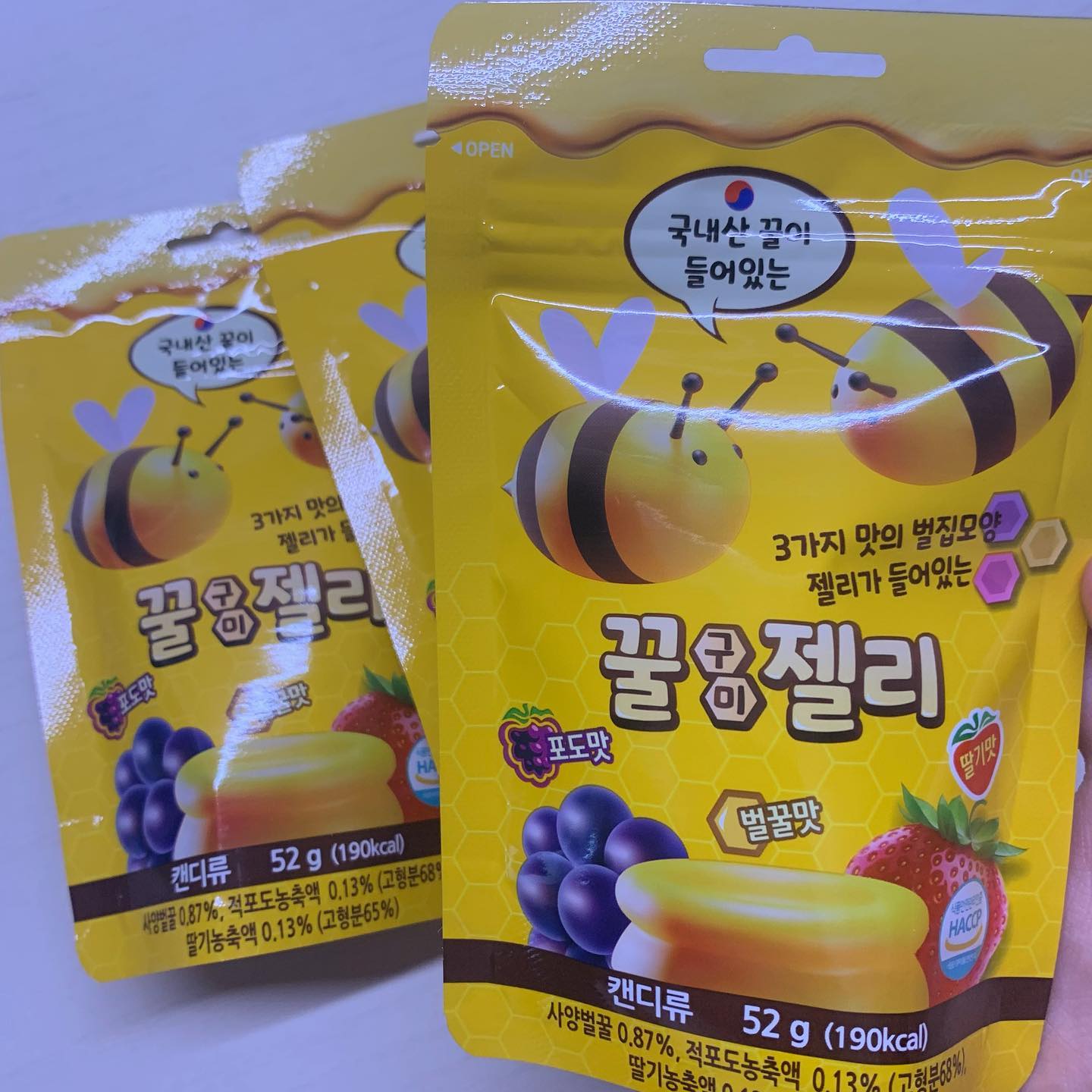 #협찬
#꿀구미젤리#꿀젤리

오리지널, 딸기, 포도 3가지 맛으로 다양하게 즐기는 꿀젤리 ☺️💝

짜먹는 꿀젤리랑 같은 시리즈로 나온 구미젤리라고 하는데 맛도 짜먹는 꿀젤리랑 진짜 비슷해요!

국내산 꿀에 국내 제조로 안심하고 먹을 수 있는,, 😶 꿀젤리 맛 궁금하셨던 분들한텐 한번쯤 추천드려요

#cu덕후#cu