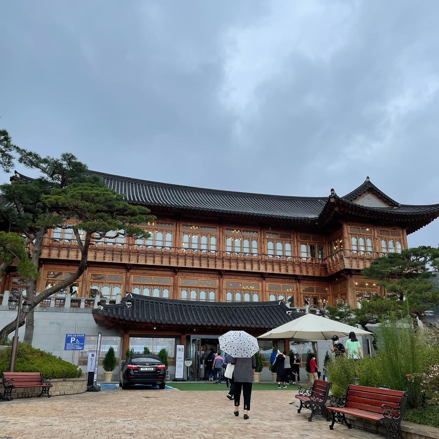 #혜경궁베이커리 

수원근교 화성시 혜경궁베이커리

화성시 융건릉 갔다가
근처 한옥카페
혜경궁베이커리 들렀어요.

주말이라 사람이 엄청 많았네요
자리가 너무 없어서
주차대기공간인 정자에서
운 좋게 앉았네요 ㅎㅎ

한옥카페 혜경궁
진짜 어마어마하더라고요
규모도 대박크고
노천카페에서
라이브공연도 하고
분위기는 참 좋았어요.

근데 주말이라 사람도 대박 많고 ㅠㅠ
앉을 자리도 없어서 다 줄서 있는데
사람은 계속 들어오고~~~
맛은 그닥 별로…. ㅠㅠ ㅋ

커피 3잔에 빵 5개
55,000원 실화냐
후덜덜; ㅠㅋㅋㅋ

그래도 비오는날
정자에서 커피한잔에 
빵먹으니 기부니는
매우 좋았네용! ㅋㅋ

융건릉 갔다가
잠깐 들려서 커피한잔 하기 
좋은 곳일듯해요~~

#한옥카페 #혜경궁베이커리 #융건릉근처카페 #혜경궁베이커리카페