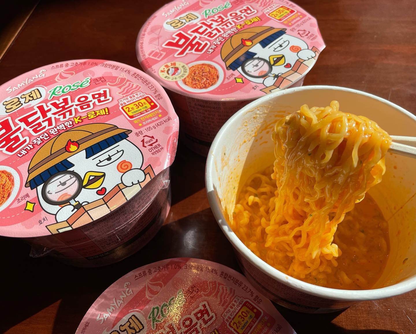 #협찬 

또리먹방 오랜만이예요 😆
요즘 핫한 신상 로제 불닭볶음면
다들 벌써 드셔보셨나요!!

역시 컵라면 답게 조리법도 완전간단
뜨거운물 붓고 2분 30초 전자렌지 돌린 후 소스 잘 저어주면 완성 💓 

로제파스타 옴청 좋아하는데
불닭,고추,크림이 잘 어우러져서 크리미함이 대박이예요

간편하게 먹고싶을때 픽해야겠어요 ❗️

전국마트,편의점,수퍼,삼양맛샵
어디서든 구매가능하니 
안드셔보신분들 바로바로 고고싱👍🏻

#협찬 #불닭신상 #로제불닭 #편의점 #편의점신상 #신메뉴리뷰 #편의점신상리뷰 #K_로제 #원조 #매운맛의원조 #불닭 #먹스타그램 #맛스타그램 #간식 #편의점음식 #음식스타그램 #푸드스타그램 #신상스타그램 #라면추천 #매운라면추천 #맵부심 #맵찔이 #간단요리 #볶음라면 #로제 #buldak