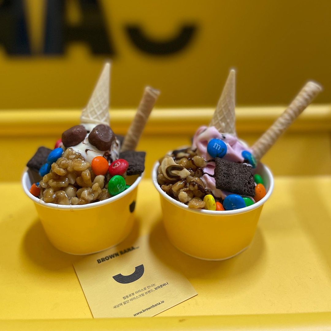 태턍 on Instagram: “브라운바나🍦 이캐아랩 뒤에있는 브라운바나 로봇이 만들어주는 이색 아이스크림이라고 해서 한번 가봤어요😂 특이해,, 당충전이 필요한 친구를 불러내서 냉큼 냠냠하