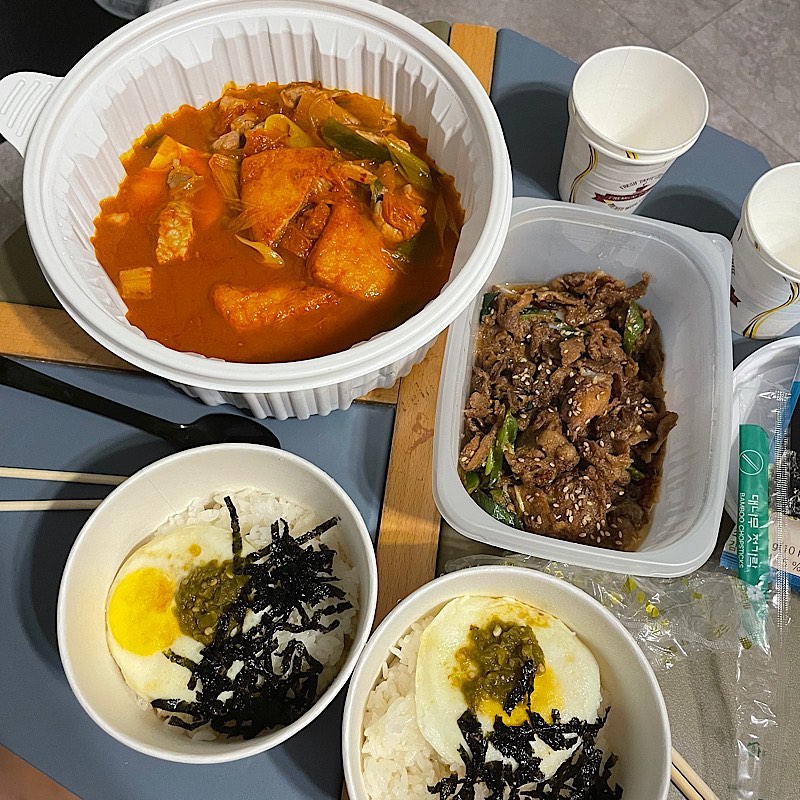 맛잇게 저녁도 먹구 .. 졸려요😌
좋반은 내일 아침에 갈게용 다들 좋은 꿈 꾸세용
.
.
.
.
.
#저녁메뉴 #배달음식 #직장인 #오늘