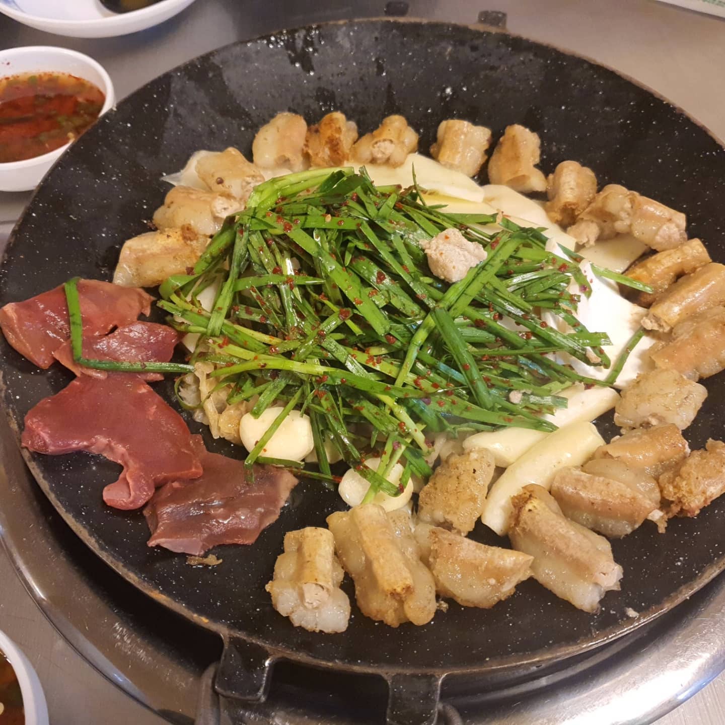 대성한우곱창.

금요일에 곱창 땡길 때 반주하기 딱 좋은 느낌.

메뉴도 괜찮고 구워주시면서 친절하게 다 익었을 때 맛있게 먹으라고 해주심.

소소도 간장소스 외에 3개까지 있어서 더 맛있게 먹을 수 있는 듯.

#곱창맛집 #노원맛집 #서울맛집 #맛집추천 #대성한우곱창 #먹스타그램