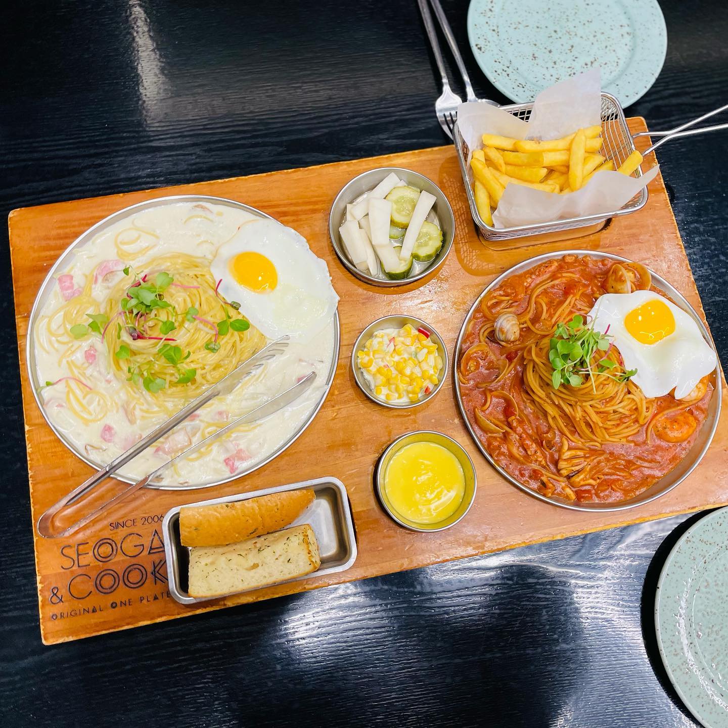 #서가앤쿡 

송도 데이트 후 저녁 먹으러 
갔었던 서가앤쿡🍽

세트메뉴 ▶️ 파스타한상🍝

파스타는 베이컨 까르보나라와 
해산물 토마토 파스타로 선택! 
감자튀김에 마늘바게뜨까지 나와서 
푸짐하게 먹을 수 있었던 파스타한상🍴

음식 구성은 물론 플레이팅도 
예뻐서 더 맘에 들었던 곳!
.
.
.
#서가앤쿡인천스퀘어원점 #서가앤쿡메뉴 #파스타한상 #베이컨까르보나라 #해산물토마토파스타 #감자튀김 #마늘바게트 #세트메뉴 #파스타 #파스타맛집 #food #foodstagram #먹스타그램 #먹팔 #선팔하면맞팔 #맞팔해요 #좋반 #댓글 #소통
