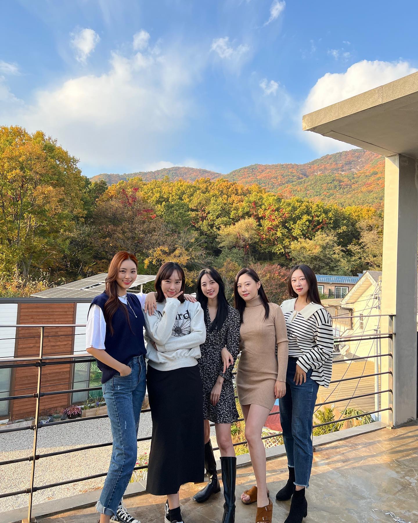 얌전하게 할로윈파뤼🍁
.
단풍이 너무 이뿐날🥰
내년엔 분장고고😘
.
.
#우정여행 #석모도 #1인1병🍷 
#170cm #얼부심 #할로윈파티