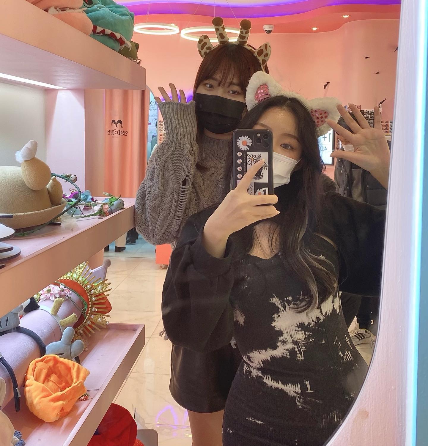 상지 할로윈파티 잊지모탱👻🎃
나보다 키큰 동생이랑 셀카도 건지고, 오징어게임 프론트맨분이 사탕이랑 명함까지 주셔따ㅠㅠ 
사람도 분위기도 넘좋아서 술이아니라 물 그자체💗