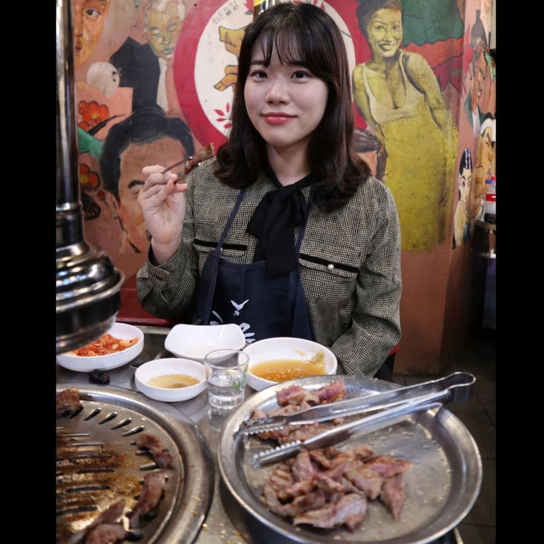 푸디드’s Instagram post: “#협찬 🍖따끈따끈 홍익숯불갈비🍖 안녕하세요! 푸디드 말고… 푸파 김현재입니다!🤤 👉 돼지갈비 2인분+ 갈매기살 2인분 + 껍데기 1인분 + 계란찜 + 공기밥 + 된장