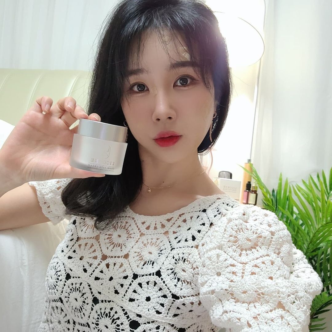 나두 꽃🌸 on Instagram: “#협찬 리꼼:글로우 비타 크림🥰 리꼼 글로우 비타 크림은 이데배논과 나이아신아마이드를 고농축한 2중 기능성 영양 크림이에요🤗 프리미엄 complex 함유되어 있어